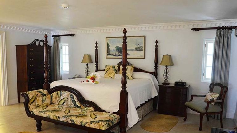 An Imperial Suite cottage guestroom // © 2016 Parm Parmar