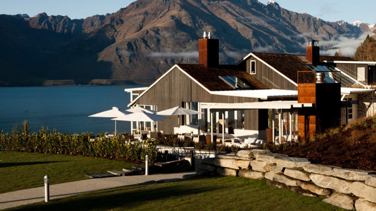 Couples can escape their daily routines and find peace and privacy at a luxury property such as New Zealand's Matakauri Lodge. // © 2017 Matakauri Lodge