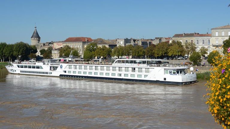 Harris teaches participants the components of a travel essay, which usually includes an establishing shot, such as this one. // © 2017 Thomas Hall (a student of the workshop)