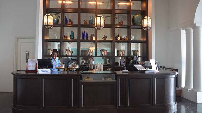 Lester’s Cafe is located in the resort’s lobby. // © 2016 Parm Parmar