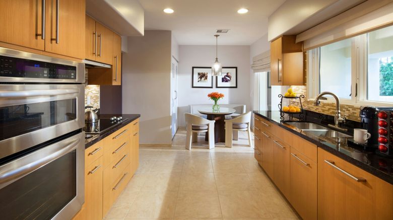 <b>Phoenician Residences Luxury Collection Room</b>. Images powered by <a href=_.html title="Leonardo Worldwide" target="_blank">Leonardo</a>.